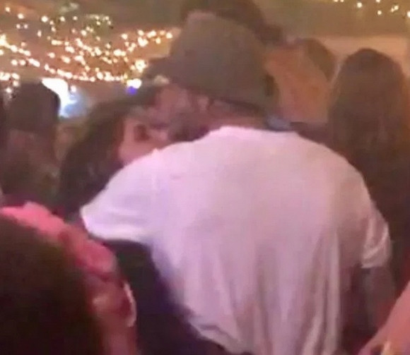 David Beckham và vợ Victoria Beckham khoá môi, quẩy hết mình nơi công cộng ảnh 2 Sắp kỷ niệm 20 năm ngày cưới, David và Victoria lại khiến dân tình ngưỡng mộ khi không ngại thể hiện tình cảm như thời mới yêu ngay chốn công cộng. Theo thông tin có được, vợ chồng David Beckham đã cùng nhau tham dự lễ hội Glastonbury. Cặp đôi vàng của làng giải trí Hollywood còn vui vẻ “quẩy” hết mình và không ngại khóa môi ngay trên sàn nhảy vào lúc 2 giờ sáng.