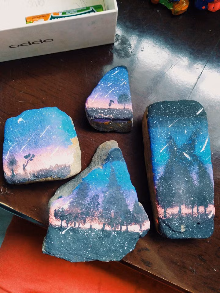 Cô em gái trốn tiệt trong phòng không cho ai vào, chị gái quyết định xông vào và phát hiện ra một thế giới tuyệt tác đầy bất ngờ-1