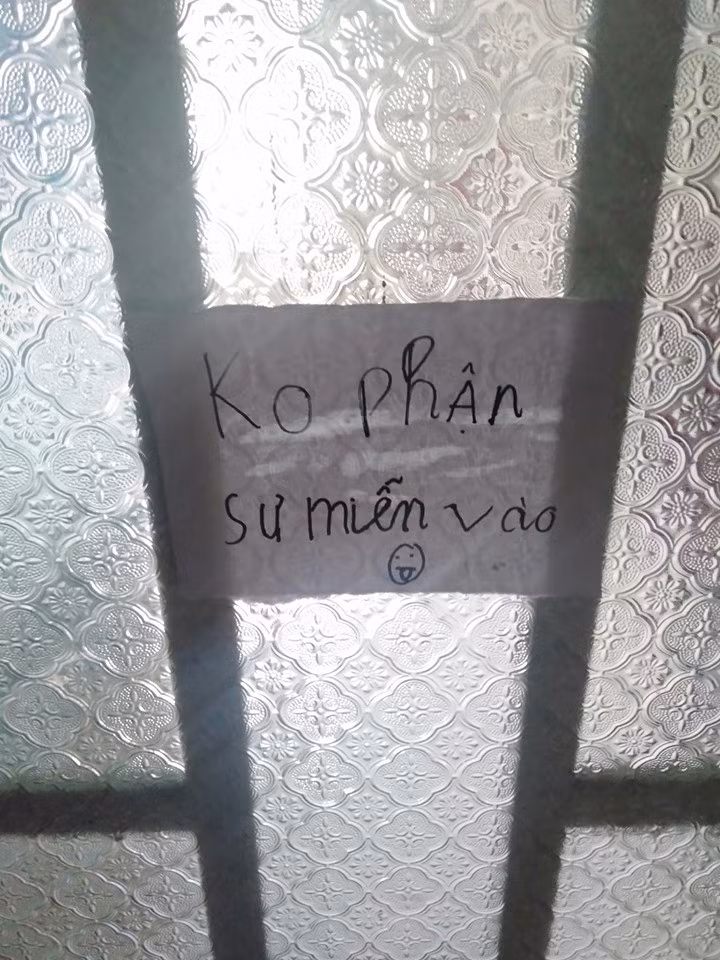 Cô em gái trốn tiệt trong phòng không cho ai vào, chị gái quyết định xông vào và phát hiện ra một thế giới tuyệt tác đầy bất ngờ-2