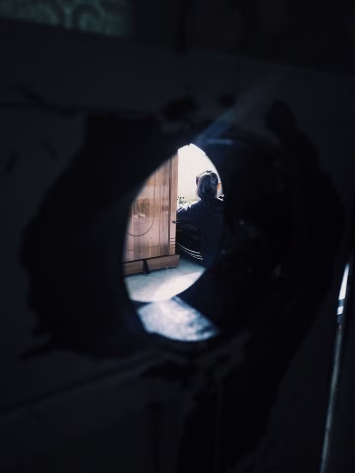 Cô em gái trốn tiệt trong phòng không cho ai vào, chị gái quyết định xông vào và phát hiện ra một thế giới tuyệt tác đầy bất ngờ-3