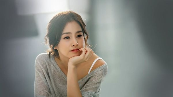 Nữ thần Kim Tae Hee sở hữu một gương mặt nhỏ nhắn.