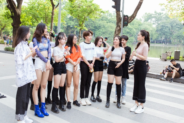 Phố đi bộ Hà Nội rất náo nhiệt khi xuất hiện bóng dáng Á hậu Bùi Phương Nga cùng các bạn trẻ Phố đi bộ Hà Nội rất náo nhiệt khi xuất hiện bóng dáng Á hậu Bùi Phương Nga cùng các bạn trẻ