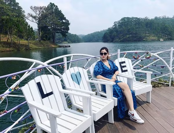 Cận cảnh nhan sắc xinh đẹp không tuổi của chị gái Chi Pu ảnh 1