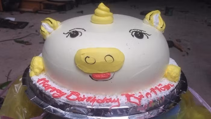 Đặt bánh qua mạng tặng chồng, người vợ nhận được sản phẩm khác hình quảng cáo 360 độ