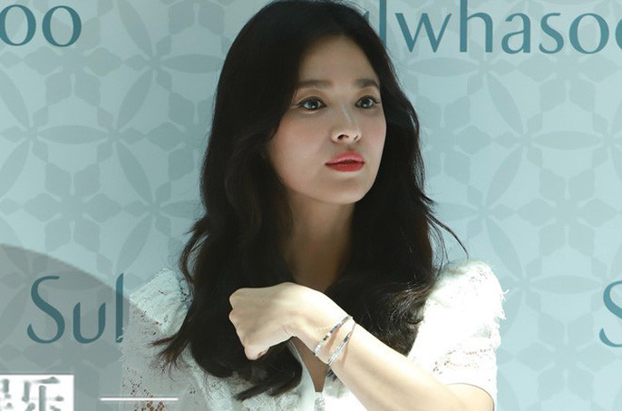 Song Hye Kyo gầy gò xuất hiện lần đầu sau ly hôn - Ảnh 3. Song Hye Kyo gầy gò xuất hiện lần đầu sau ly hôn - Ảnh 3.