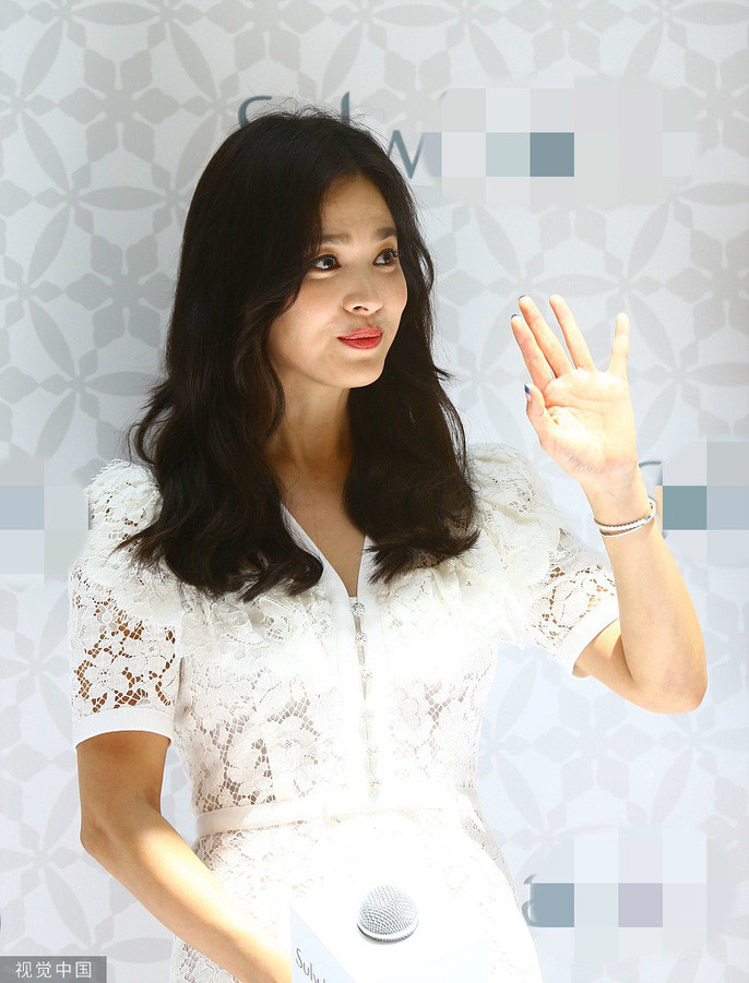 Song Hye Kyo gầy gò xuất hiện lần đầu sau ly hôn - Ảnh 7. Song Hye Kyo gầy gò xuất hiện lần đầu sau ly hôn - Ảnh 7.