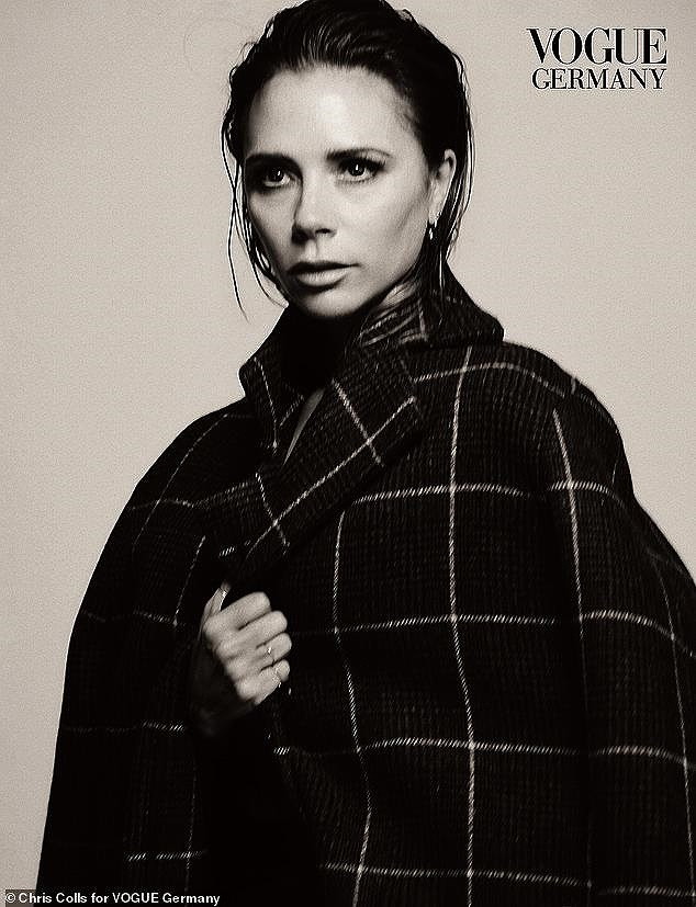 Victoria Beckham lưng trần không tì vết siêu gợi cảm ảnh 4 Victoria Beckham lưng trần không tì vết siêu gợi cảm - ảnh 4