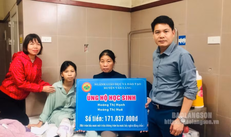 Lãnh đạo Phòng GD & ĐT huyện Văn Lãng trao biểu trưng hỗ trợ 2 em học sinh bị TNGT.