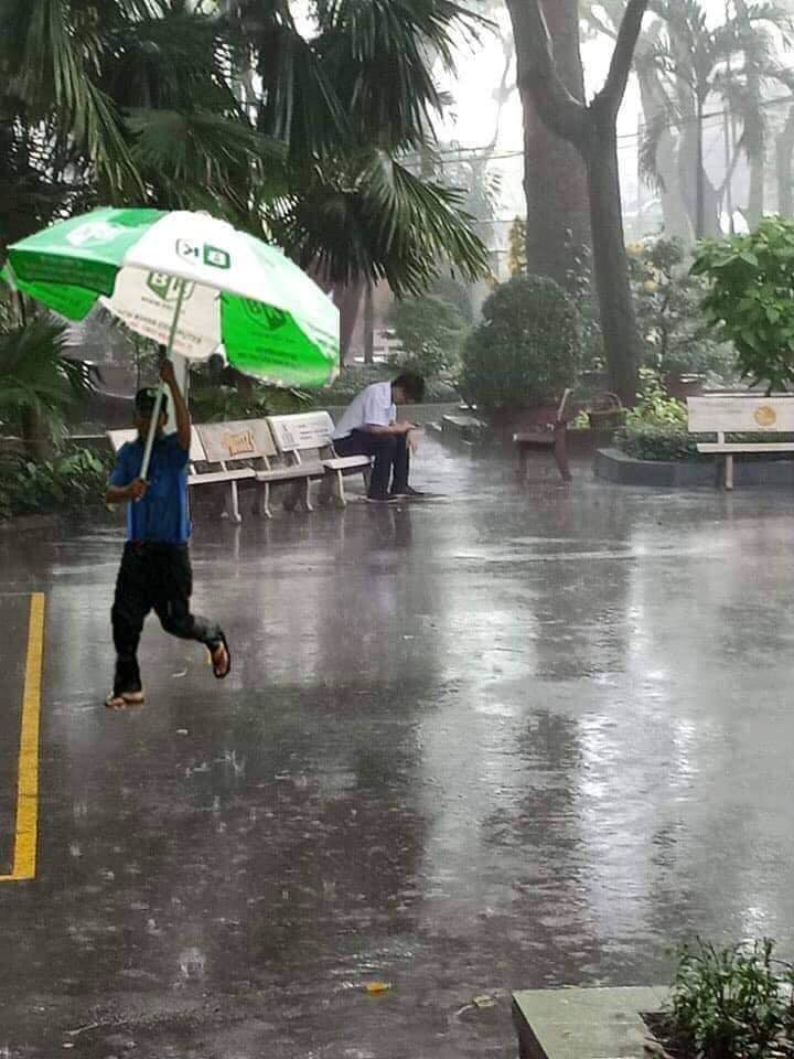 Thấy nam sinh thất tình dầm mưa giữa sân trường, bác bảo vệ làm ngay hành động “lãng mạn” này ảnh 3 Một bức ảnh được chỉnh sửa, biến khung cảnh lãng mạn thành hài hước vì bác bảo vệ chỉ tiện đường