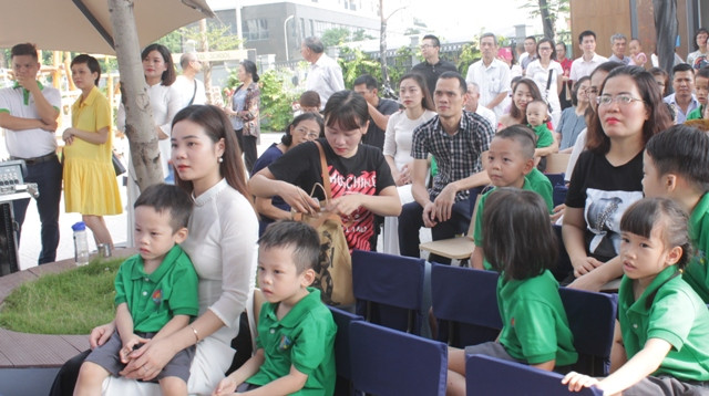 Phụ huynh tin tưởng vào môi trường giáo dục thân thiện, xanh sạch đẹp.