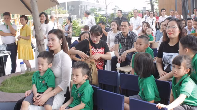 Phụ huynh tin tưởng vào môi trường giáo dục thân thiện, xanh sạch đẹp.