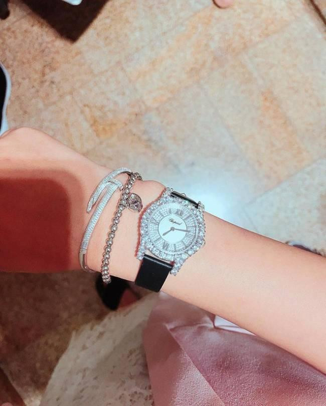 Phạm Hương khoe siêu xe gần 10 tỷ ở trời Tây ảnh 6