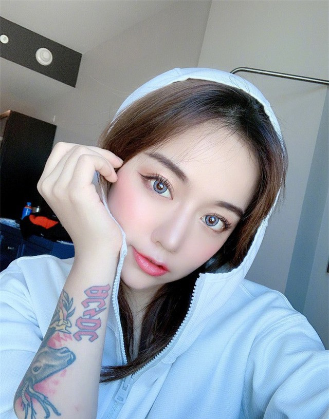 Tự tin khoe ảnh mặt mộc, hot girl gần 6 triệu follow khiến dân mạng khóc thét: Làm ơn đừng dọa ma tôi nữa - Ảnh 2. Tự tin khoe ảnh mặt mộc, hot girl gần 6 triệu follow khiến dân mạng khóc thét: Làm ơn đừng dọa ma tôi nữa - Ảnh 2.