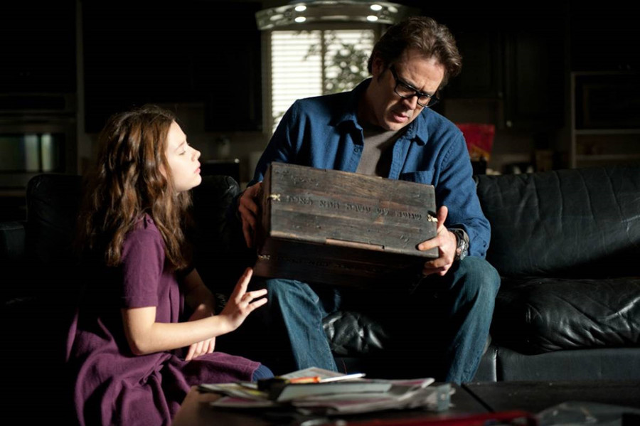 Chiếc hộp gỗ trong The Possession (2012): Trong tác phẩm kinh dị năm 2012, Sau khi mở ra chiếc hộp gỗ, cô bé Emily (Natasha Calis) có những biểu hiện kỳ lạ và trở nên bạo lực hơn gấp bội. Hóa ra, đây là thứ dùng để giam giữ con quỷ Abyzou trong truyền thuyết của người Do Thái. Bất cứ ai tìm cách ngăn cản nó đều sẽ gặp phải kết cục kinh hoàng. Chiếc hộp gỗ trong The Possession (2012): Trong tác phẩm kinh dị năm 2012, Sau khi mở ra chiếc hộp gỗ, cô bé Emily (Natasha Calis) có những biểu hiện kỳ lạ và trở nên bạo lực hơn gấp bội. Hóa ra, đây là thứ dùng để giam giữ con quỷ Abyzou trong truyền thuyết của người Do Thái. Bất cứ ai tìm cách ngăn cản nó đều sẽ gặp phải kết cục kinh hoàng.