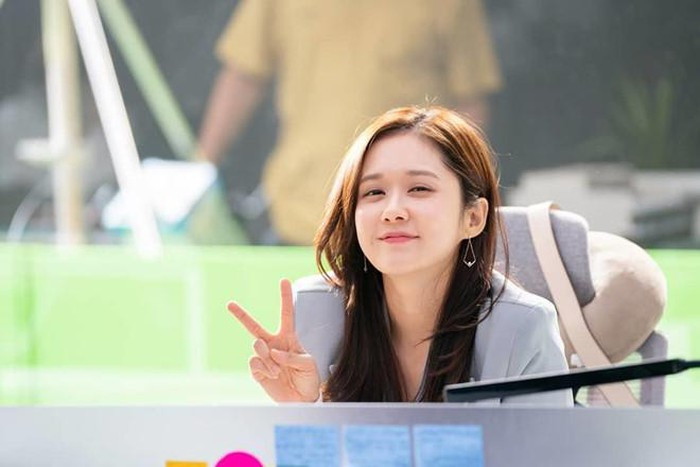 Ở tuổi 38, Jang Nara vẫn giữ được làn da trắng hồng, căng mịn cùng các đường nét trẻ thơ trên khuôn mặt.