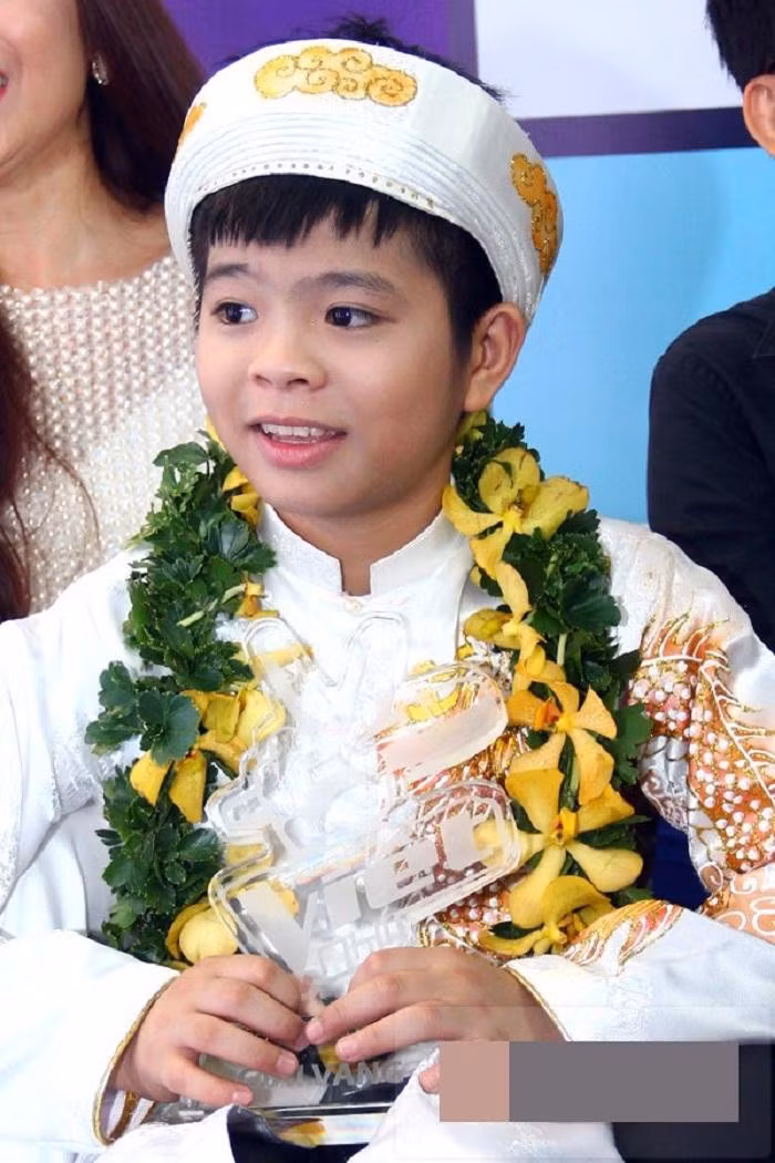 Sau khi phẫu thuật thẩm mỹ, quán quân "The Voice Kids" Quang Anh thay đổi thế nào? ảnh 1