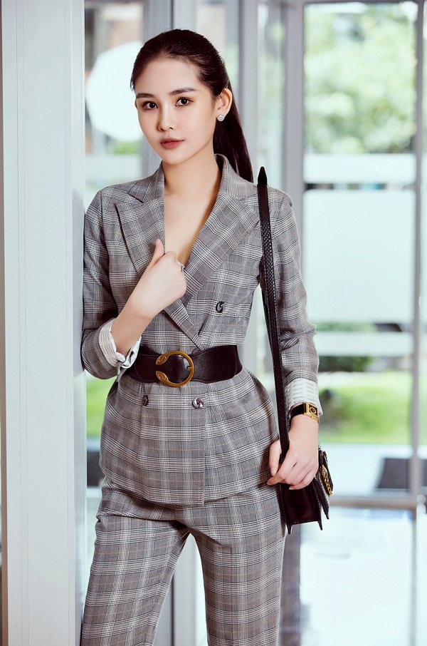 Tuyệt chiêu kiềm chế cơn nghiện mua sắm của “yêu nữ hàng hiệu” Lê Âu Ngân Anh ảnh 9 Empty