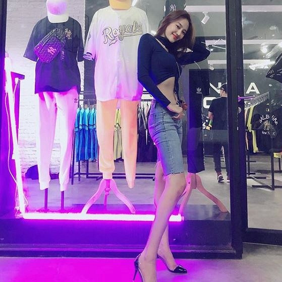 Choáng với thân hình "trơ xương" đáng báo động của người mẫu Linh Chi ảnh 1 Linh Chi gây bất ngờ với thân hình trơ xương đáng báo động-1