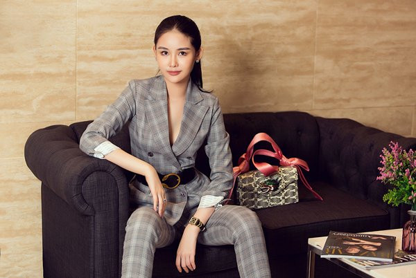 Tuyệt chiêu kiềm chế cơn nghiện mua sắm của “yêu nữ hàng hiệu” Lê Âu Ngân Anh ảnh 11 Empty