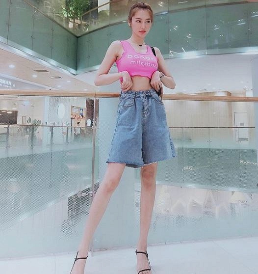 Choáng với thân hình "trơ xương" đáng báo động của người mẫu Linh Chi ảnh 8 Linh Chi gây bất ngờ với thân hình trơ xương đáng báo động-9