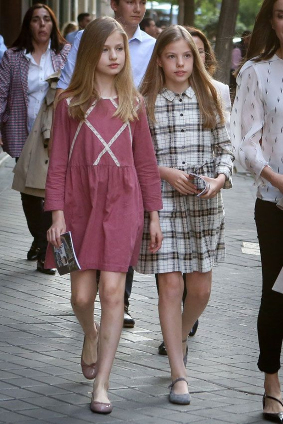 Nhan sắc tuyệt phẩm đúng chuẩn “lá ngọc cành vàng" của hai công chúa nhỏ Hoàng gia Tây Ban Nha ảnh 19