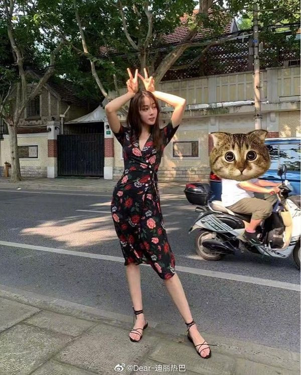 Đi du lịch, Địch Lệ Nhiệt Ba xinh hết nấc với loạt váy cực đáng yêu ảnh 1 Đi du lịch thôi mà Địch Lệ Nhiệt Ba xinh hết nấc với loạt váy vóc mơ màng, đáng yêu-1