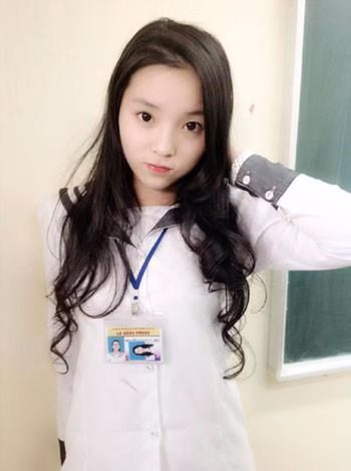 Hé lộ hình ảnh Sơn Tùng cá tính, Kỳ Duyên diện đồ đơn giản thời đi học ảnh 5