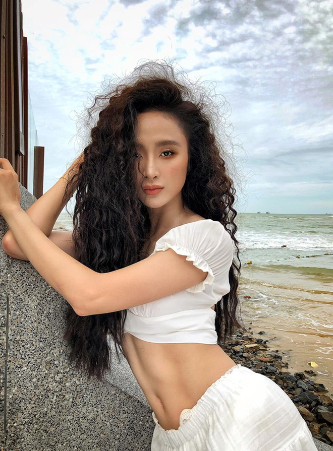 Angela Phương Trinh diện trang phục táo bạo sau thời gian "ở ẩn" ảnh 1 Angela Phương Trinh diện trang phục táo bạo sau thời gian