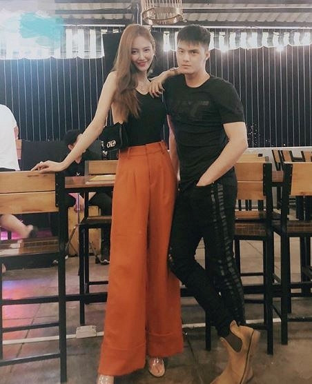 Choáng với thân hình "trơ xương" đáng báo động của người mẫu Linh Chi ảnh 11 Linh Chi gây bất ngờ với thân hình trơ xương đáng báo động-12