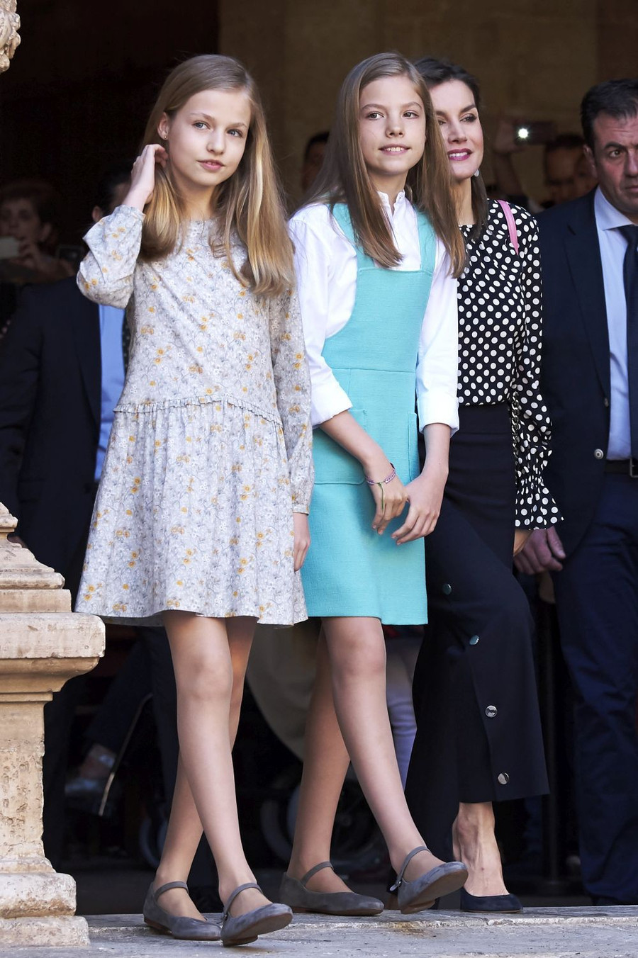 Nhan sắc tuyệt phẩm đúng chuẩn “lá ngọc cành vàng" của hai công chúa nhỏ Hoàng gia Tây Ban Nha ảnh 17