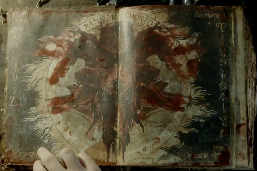 Naturom Demonto trong loạt Evil Dead (1981): Naturom Demonto là món đồ gắn liền với loạt phim kinh dị nổi tiếng của đạo diễn Sam Raimi. Cuốn sách được làm từ da thịt và viết nên bằng máu người. Những câu thần chú chứa đựng bên trong sẽ hồi sinh các loài quỷ dữ, và giúp chúng chiếm hữu thân xác con người. Trong suốt hơn ba thập kỷ qua, Naturom Demonto đã trở thành một trong những biểu tượng của quỷ dữ trên màn ảnh rộng. Naturom Demonto trong loạt Evil Dead (1981): Naturom Demonto là món đồ gắn liền với loạt phim kinh dị nổi tiếng của đạo diễn Sam Raimi. Cuốn sách được làm từ da thịt và viết nên bằng máu người. Những câu thần chú chứa đựng bên trong sẽ hồi sinh các loài quỷ dữ, và giúp chúng chiếm hữu thân xác con người. Trong suốt hơn ba thập kỷ qua, Naturom Demonto đã trở thành một trong những biểu tượng của quỷ dữ trên màn ảnh rộng.