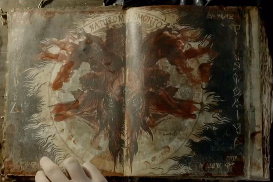 Naturom Demonto trong loạt Evil Dead (1981): Naturom Demonto là món đồ gắn liền với loạt phim kinh dị nổi tiếng của đạo diễn Sam Raimi. Cuốn sách được làm từ da thịt và viết nên bằng máu người. Những câu thần chú chứa đựng bên trong sẽ hồi sinh các loài quỷ dữ, và giúp chúng chiếm hữu thân xác con người. Trong suốt hơn ba thập kỷ qua, Naturom Demonto đã trở thành một trong những biểu tượng của quỷ dữ trên màn ảnh rộng.