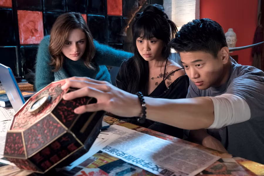 Chiếp hộp nhạc trong Wish Upon (2017): Bộ phim Wish Upon mới ra mắt giới thiệu một món đồ ma ám khác đến từ châu Á. Chiếc hộp nhạc bí ẩn ban cho chủ nhân bảy điều ước. Song, họ sẽ phải trả một món “nợ máu” cho mỗi điều ước trở thành hiện thực. Cô bé Clare Shannon (Joey King) - người nhận món đồ kỳ lạ từ cha mình - từ chỗ đang hạnh phúc bỗng chìm vào nỗi sợ hãi đến tột cùng.