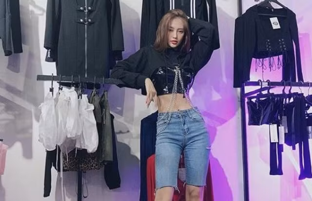 Linh Chi khoe "mình dây" trên Instagram.