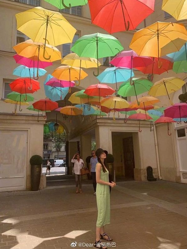 Đi du lịch, Địch Lệ Nhiệt Ba xinh hết nấc với loạt váy cực đáng yêu ảnh 2 Đi du lịch thôi mà Địch Lệ Nhiệt Ba xinh hết nấc với loạt váy vóc mơ màng, đáng yêu-2