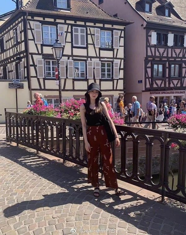 Đi du lịch, Địch Lệ Nhiệt Ba xinh hết nấc với loạt váy cực đáng yêu ảnh 4 Đi du lịch thôi mà Địch Lệ Nhiệt Ba xinh hết nấc với loạt váy vóc mơ màng, đáng yêu-4