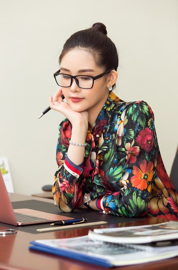 Tuyệt chiêu kiềm chế cơn nghiện mua sắm của “yêu nữ hàng hiệu” Lê Âu Ngân Anh ảnh 4 Empty