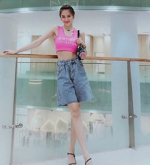 Choáng với thân hình "trơ xương" đáng báo động của người mẫu Linh Chi ảnh 7 Linh Chi gây bất ngờ với thân hình trơ xương đáng báo động-8