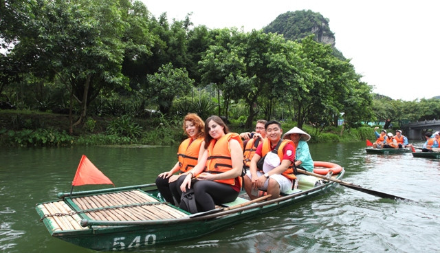 Bạn bè quốc tế tham quan thắng cảnh Tràng An (Ninh Bình).