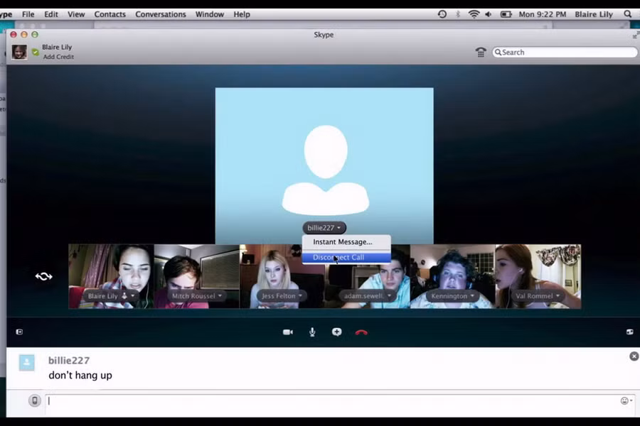 Mạng Internet trong Unfriended (2014): Thứ quan trong trọng nhất trong xã hội hiện đại trở thành “món đồ bị ám” trong Unfriended (2014). Mọi tài khoản trên mạng xã hội của Laura Barns (Heather Sossaman) vẫn sáng đèn, dù cô đã tự sát vì bị bạn bè trêu chọc. Lần lượt từng người tán gẫu với nhóm tài khoản ấy đều mất mạng đầy bí ẩn. Kẻ từ đó, mỗi tiếng báo tin nhắn quen thuộc từ Facebook hay Skype đều trở thành nỗi kinh hoàng không ngờ tới.