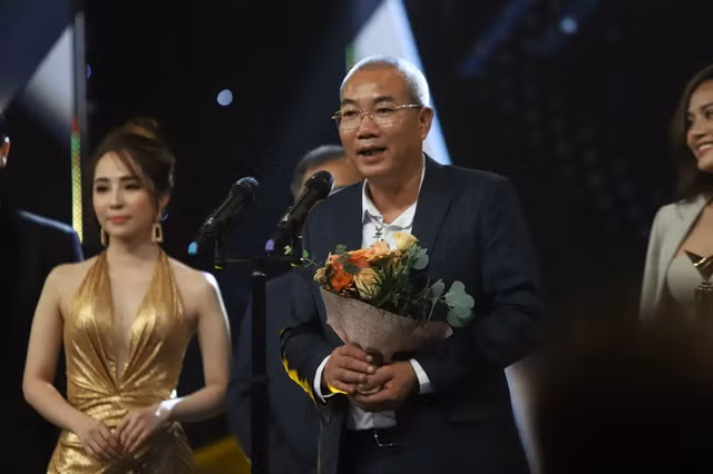 Đạo diễn Nguyễn Danh Dũng đại diện cho đoàn phim "Về nhà đi con" cảm ơn khán giả khi 3/10 chiếc cúp đã được trao cho phim và diễn viên tham gia phim.