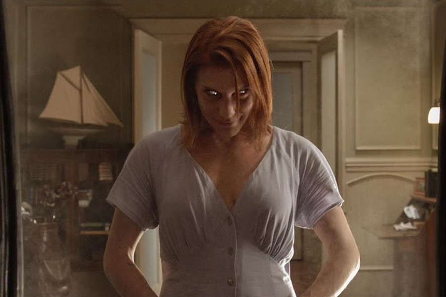 Tấm gương trong Oculus (2013): Không trực tiếp “ra tay”, nhưng tấm gương trong Oculus (2013) vẫn tạo ra nỗi kinh hoàng cho người xem. Món đồ ma ám liên tục gây ra ảo giác rùng rợn nhằm chiếm đoạt tâm trí những kẻ xấu số. Nạn nhân của nó rốt cuộc trở nên điên cuồng và có nhiều hành vi mất kiểm soát, tới nỗi có thể tàn sát lẫn nhau trong vô thức. Tấm gương trong Oculus (2013): Không trực tiếp “ra tay”, nhưng tấm gương trong Oculus (2013) vẫn tạo ra nỗi kinh hoàng cho người xem. Món đồ ma ám liên tục gây ra ảo giác rùng rợn nhằm chiếm đoạt tâm trí những kẻ xấu số. Nạn nhân của nó rốt cuộc trở nên điên cuồng và có nhiều hành vi mất kiểm soát, tới nỗi có thể tàn sát lẫn nhau trong vô thức.