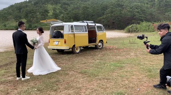 Vlog chụp ảnh cưới của con gái Minh Nhựa gây sốt, dân mạng trầm trồ trước nhan sắc của cả nhà ảnh 4 Không khí lúc này rất lạnh nhưng Joyce Phạm và Tâm Nguyễn vẫn nở nụ cười rất tươi.