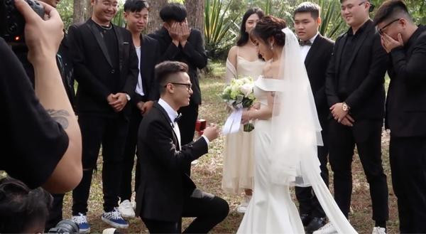 Vlog chụp ảnh cưới của con gái Minh Nhựa gây sốt, dân mạng trầm trồ trước nhan sắc của cả nhà ảnh 9 Phân cảnh xúc động khi Tâm Nguyễn quỳ xuống cầu hôn và trao nhẫn cho cô dâu.