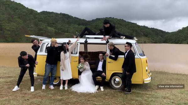 Vlog chụp ảnh cưới của con gái Minh Nhựa gây sốt, dân mạng trầm trồ trước nhan sắc của cả nhà ảnh 3 Bộ ảnh còn có sự phụ hoạ của bạn bè thân thiết của cô dâu chú rể.