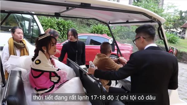 Vlog chụp ảnh cưới của con gái Minh Nhựa gây sốt, dân mạng trầm trồ trước nhan sắc của cả nhà ảnh 8 Thời tiết Đà Lạt hôm đó dưới 20 độ, rất lạnh.