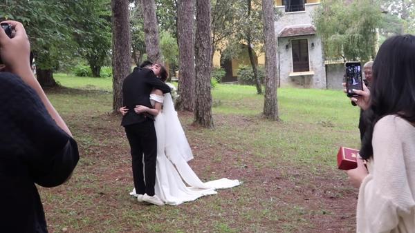 Vlog chụp ảnh cưới của con gái Minh Nhựa gây sốt, dân mạng trầm trồ trước nhan sắc của cả nhà ảnh 7 Một khoảnh khắc tình cảm của đôi vợ chồng sắp cưới.