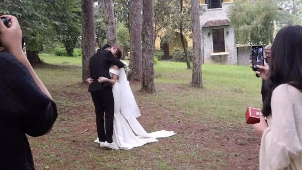 Một khoảnh khắc tình cảm của đôi vợ chồng sắp cưới.