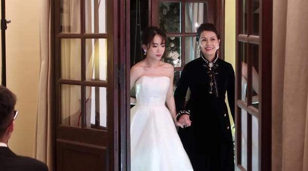 Vlog chụp ảnh cưới của con gái Minh Nhựa gây sốt, dân mạng trầm trồ trước nhan sắc của cả nhà ảnh 10 Joyce Phạm được bà nội dắt tay vào tiệc tối của gia đình.