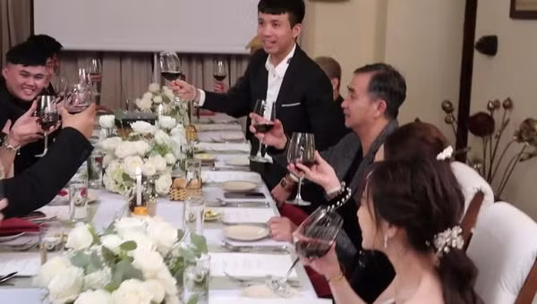 Minh Nhựa cũng tháp tùng con gái trong chuyến đi này.